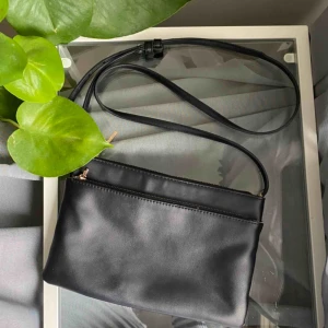 Axelväska - Mango väska. Saknar tyvärr en detalj i dragkedjan 