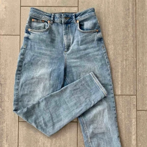  - stretchiga mom-jeans, hur sköna som helst! säljes pga fel storlek, använda max 3 gånger! frakt tillkommer 