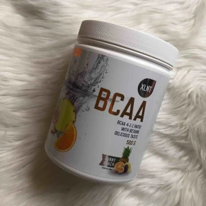  - För alla träningsälskare!! BCAA pulver, endast använt 2 doseringar. Tropisk smak som fungerar lika bra i smoothies som i bara vatten👌🏻😊köparen står för frakten.  För ytterligare frågor angående kosttillskottet, kontakta mig gärna👍🏻