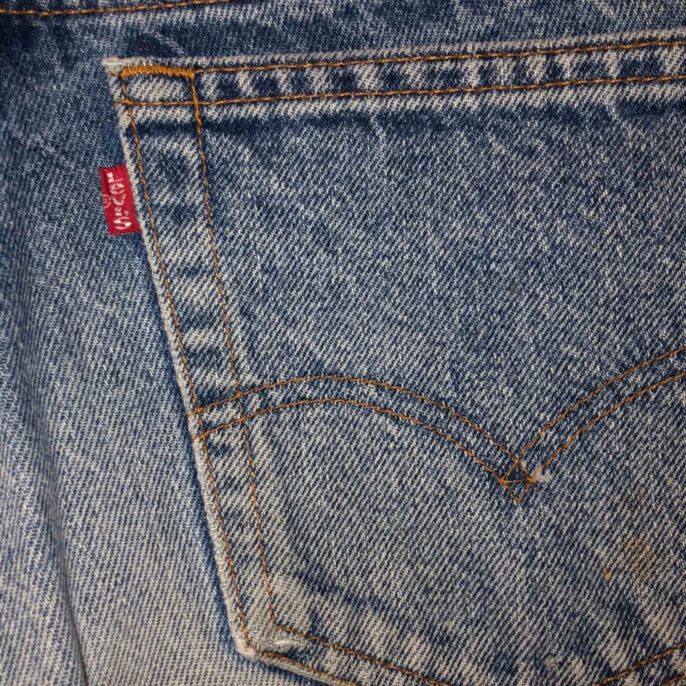 Säljer dessa Levis jeans pga. att jag inte längre använder de lika mycket. Jag köpte byxorna second hand och det är i samma skick som då.  (Frakten ingår i priset) 🥰🥰😊. Jeans & Byxor.