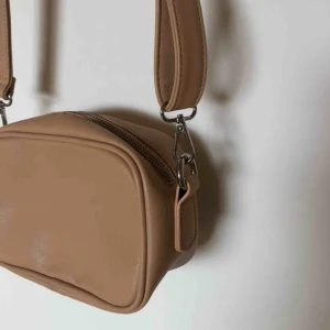  - Beige Pieces väska  Skick: Aldrig använd. Pris: 200kr inkl
