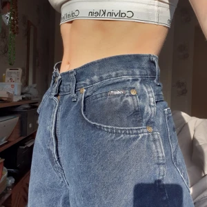 Blåa jeans - Supersnygga jeans från beyond retro, aldrig använt dom pga de inte är min stil tyvärr. Det står size 8 petite på byxorna, skulle säga att de är 34 eller 32. Jag är knappt 160 och de sitter precis ovanför ankel och perfekt i midjan. Kan mötas upp sthlm! 