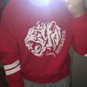  - Fin cropp tröja😍 Passar mer M ORDP - 139:- Mitt pris - 49:-  Använd 2 ggr i jättefint skick 