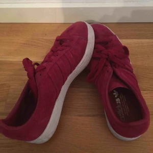  - vinröda skor i bra skick använda ungefär 2 ggr, köparen står för eventuell frakt😊