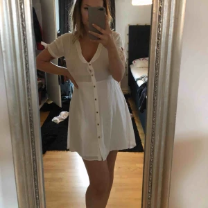  - En riktig sommardröm. Var ett alternativ till studentklänning för ett år sedan. Aldrig använd. Priset pga att snöret runt midjan är försvunnet. Lika fin utan dock. 