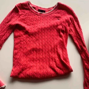  - Stickad Tommy Hilfiger tröja, strl Xs men passar S, säljer pga används inte.