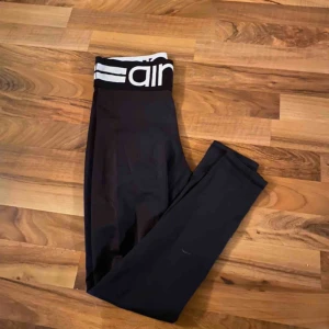  - Aimn träningstights i fint skick. I storlek S men skulle säga att de är mer som en M i detta skicket. 💕