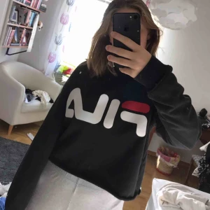  - Avklippt Fila-hoodie.  Sparsamt använd Oversize i modellen