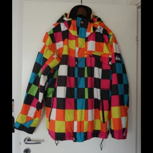  - QUICKSILVER skidjacka Varm och andas väldigt bra Fint skick efter tre skidsäsonger Köpt ny för 3500 :-