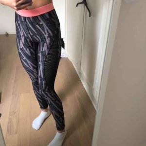  - Träningstights med nät på sidorna. Kan frakta för 49kr 