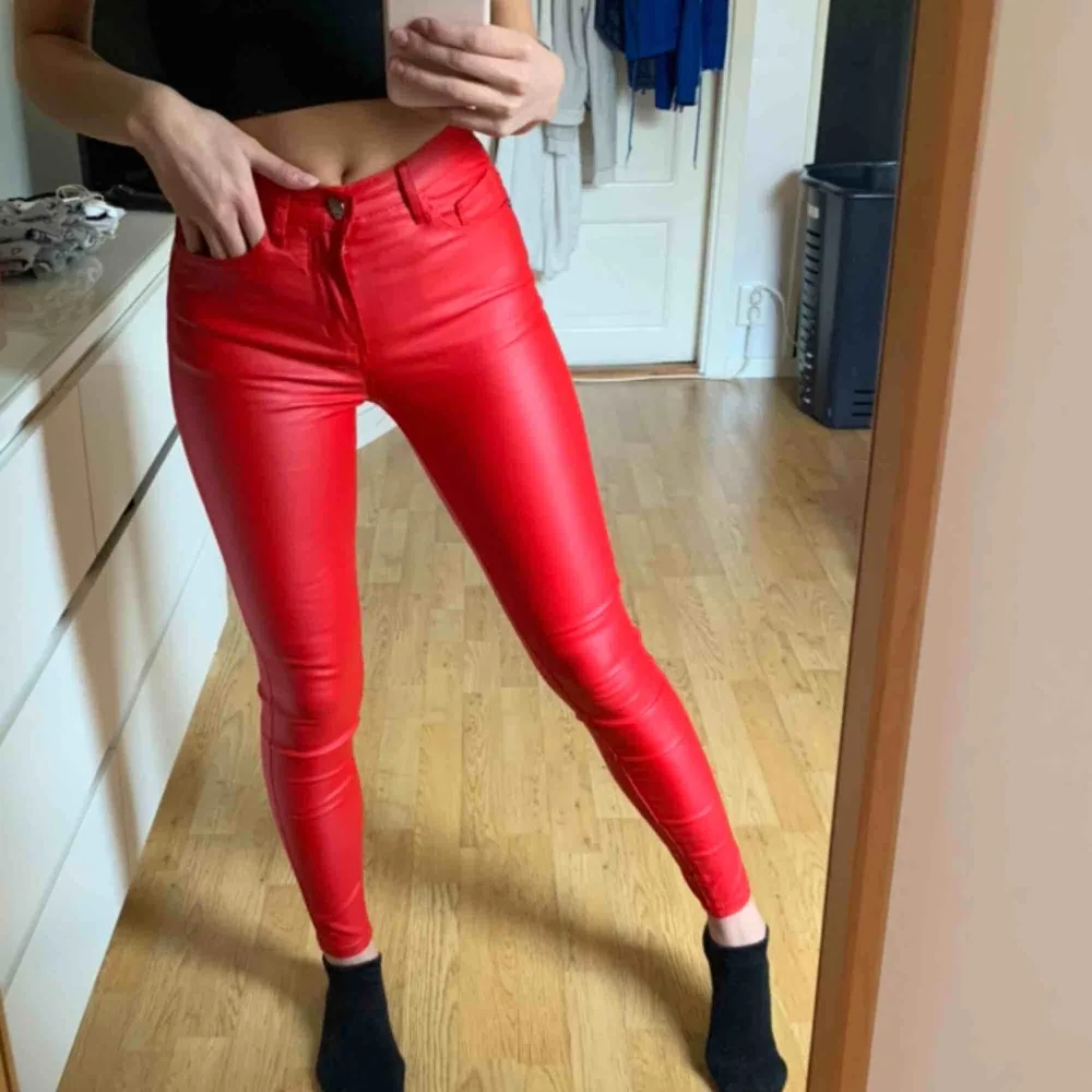 Röda skinnbyxor från JFR. Skitsnygga. Använda 2 ggr så dom är som nya. . Jeans & Byxor.