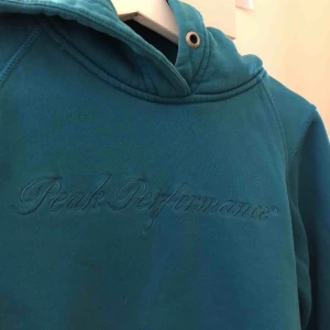  - Säljer min fina peak performance hoodie💚 Jättefin och i bra skick, köpte den för 1100kr och säljer för ett jättebra pris. Möts upp i Stockholm eller står köparen för frakten, kontakta vid intresse🥳