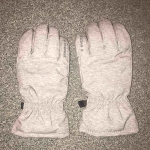  - Säljer mina gråa vinter vantar, har använt en gång under en skidresa, värmer händerna super bra, helt nya, original pris 150kr, priset kan sänkas under snabb affär😊💓