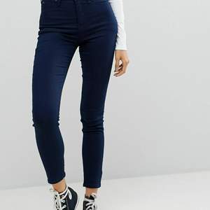 Lee jeans, mörkblå. Väldigt fint skick. Modell: Skyler. Högmidjade. W28 L33. Pris kan diskuteras. Köparen står för frakten.