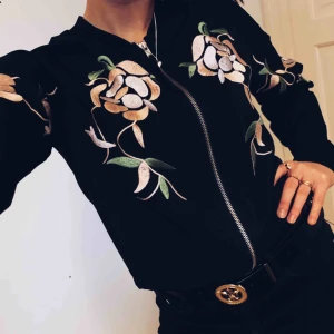  - Denna tunna ”jacka”/ tröja är använd en gång efter att ha blivit inköpt från BikBok. Fint broderi på framsidan i form av blommor. Passar perfekt till fest eller vardag. Köparen står för frakten.