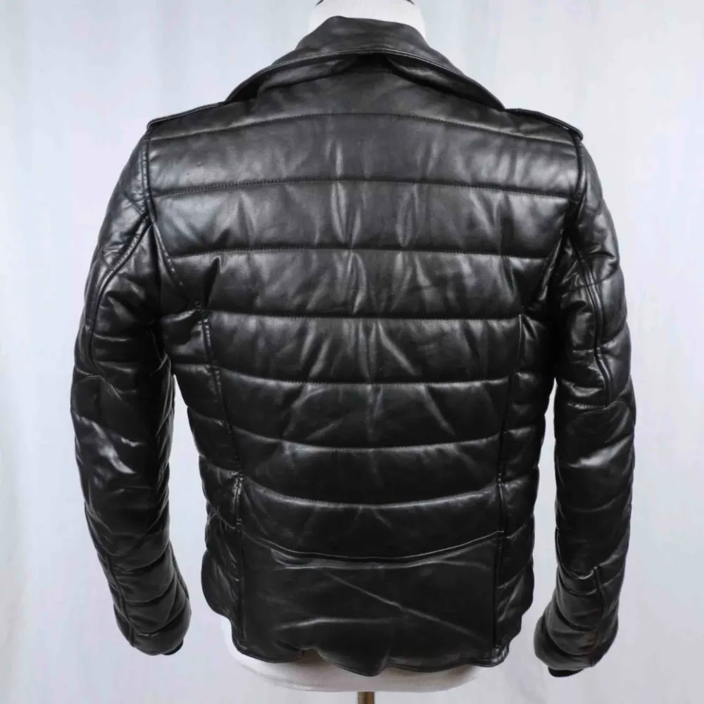 Sælger denne lækre Black Leather Quilted Moto Biker Jacket af mærket Alexander Wang. Det er en str 36. Den er i flot stand og er som ny da den kun er brugt et par gange. . Jackor.