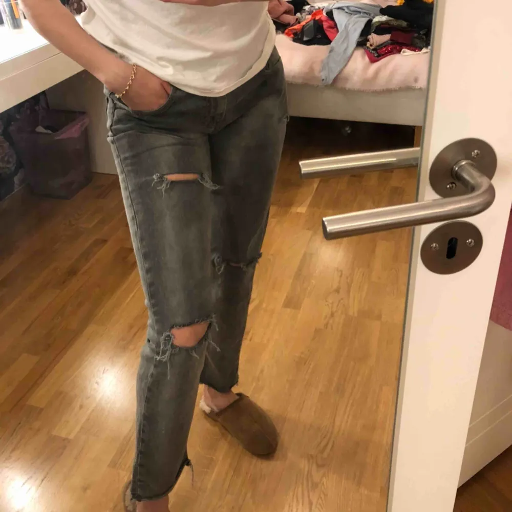 Gråa Levis-jeans från herravdelningen, skitsnygg tvätt och riktigt bekväma. Snygga slitningar som jag själv gjort. Säljer eftersom dessa är för stora för mig! 🧡🧡. Jeans & Byxor.
