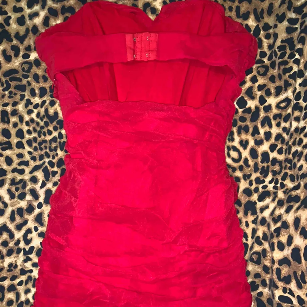 Bandage röd klänning köpt på Nelly från rare London storlek xs. Klänningar.