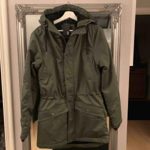  - Fynda en helt ny & oanvänd grön jacka i storlek S från Lager157. Nypris 500:-. Kan skickas med post för 55:-.