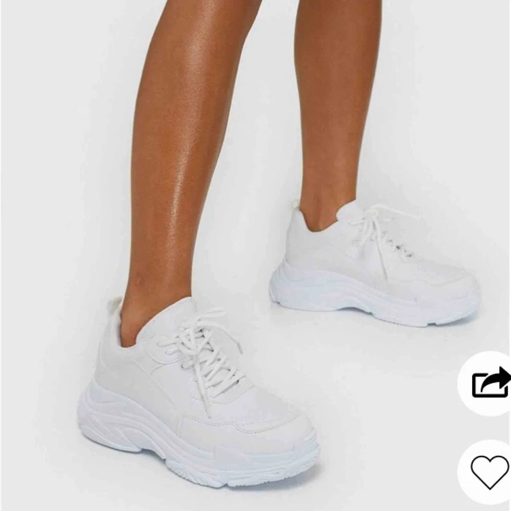 Nya vita sneakers som är använda 1-2 gånger då jag känner att dom inte är min stil. Skor.
