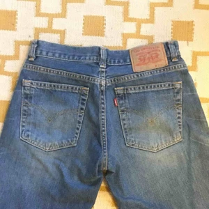  - Snygga levisjeans, passar min som är 160cm. Rätt så lågmidjade. Köparen står för frakt👼🏼