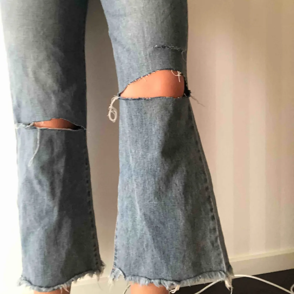 Skitsnygga blå vida jeans med hål i knäna. Perfekt skick, skriv för fler bilder. Jeans & Byxor.