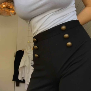  - Riktigt coola byxor! Dom har alltid varit förstora för mig så säljer dom nu! Säljer dom för 90kr och man jag skickar med en till knapp! Byxorna är köpta på H&H i hörnefors! 