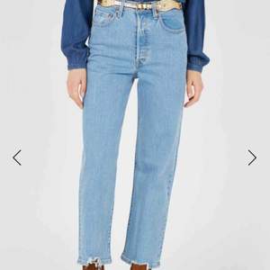 Ett par trendiga ribcage jeans från Levi’s! Super snygga och super sköna blå jeans säljer pga kommer inte till användning, köpta för 1000 kr! Tar emot swish och köparen står även för frakt!