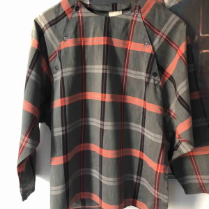  - Vintageblus från sent 80-tal eller tidigt 90-tal. Skönt material, knappt använd.