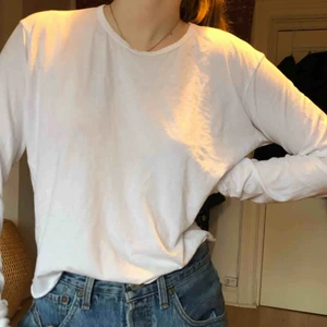  - Snyggaste vita långärmade tröjan från brandy Melville! I tunnt material så passar perfekt nu till sommaren! Köparen står för frakten annars möts vi upp i Malmö 🦋  