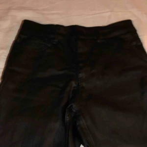  - Ett par super fina byxor i skinn imitation, endast använda en gång så är som oanvända🥰 Skriv för bättre bilder eller andra frågor, priset går att diskutera.✨