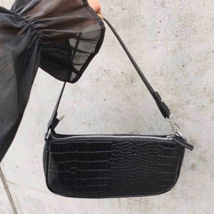  - Helt oanvänd svart baguette väska 