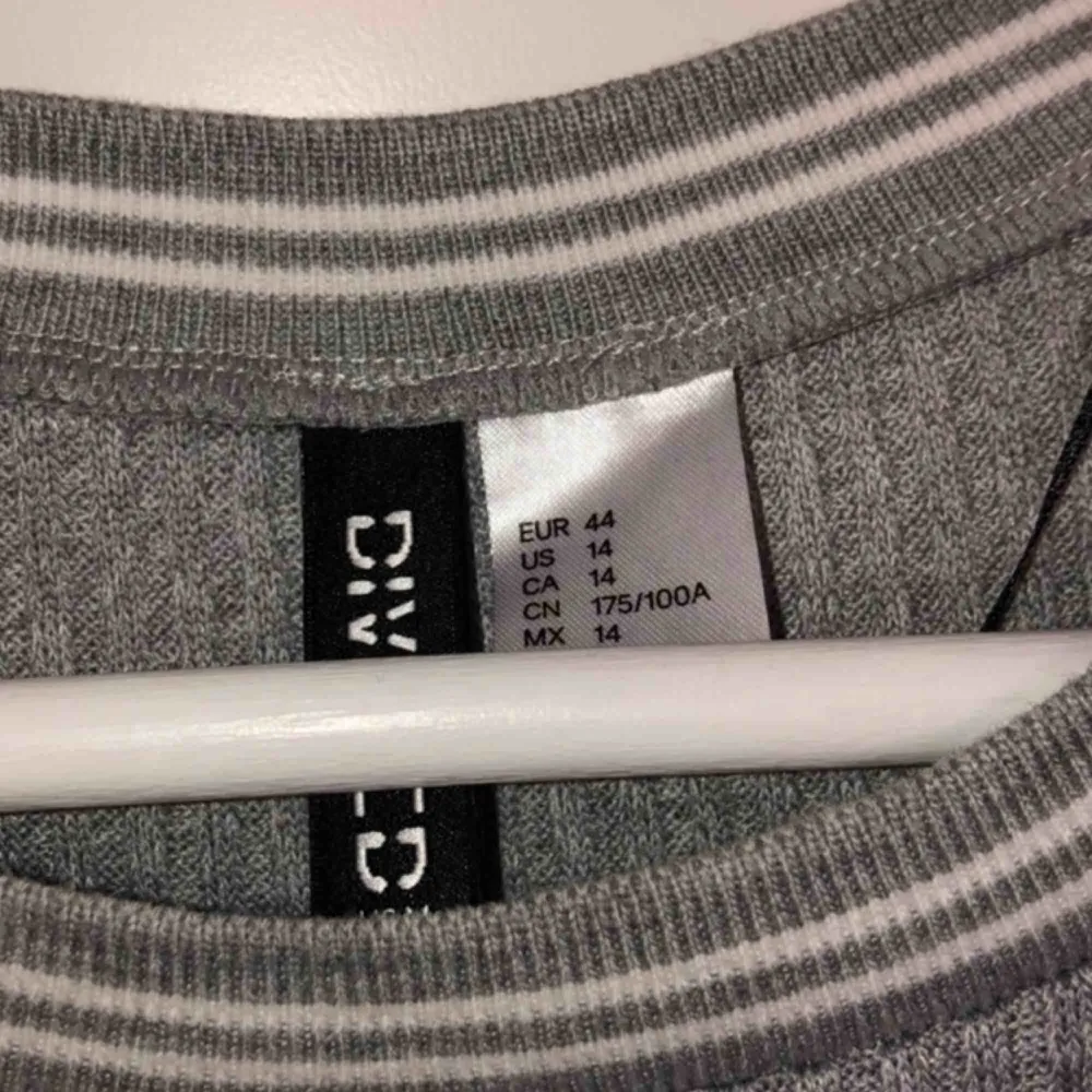 NYPRIS:149kr Klänning i knähöjd, använd 2-3 gånger💃🏽 Från H&M  Köpare står för frakt📦🚚 . Klänningar.