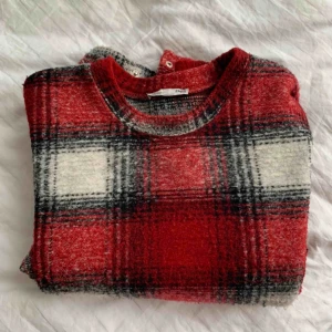  - Oversized tröja i jätte skönt material från Zara, säljs inte längre i butik  Möts helst upp i Stockholm, frakt ej inkluderat 