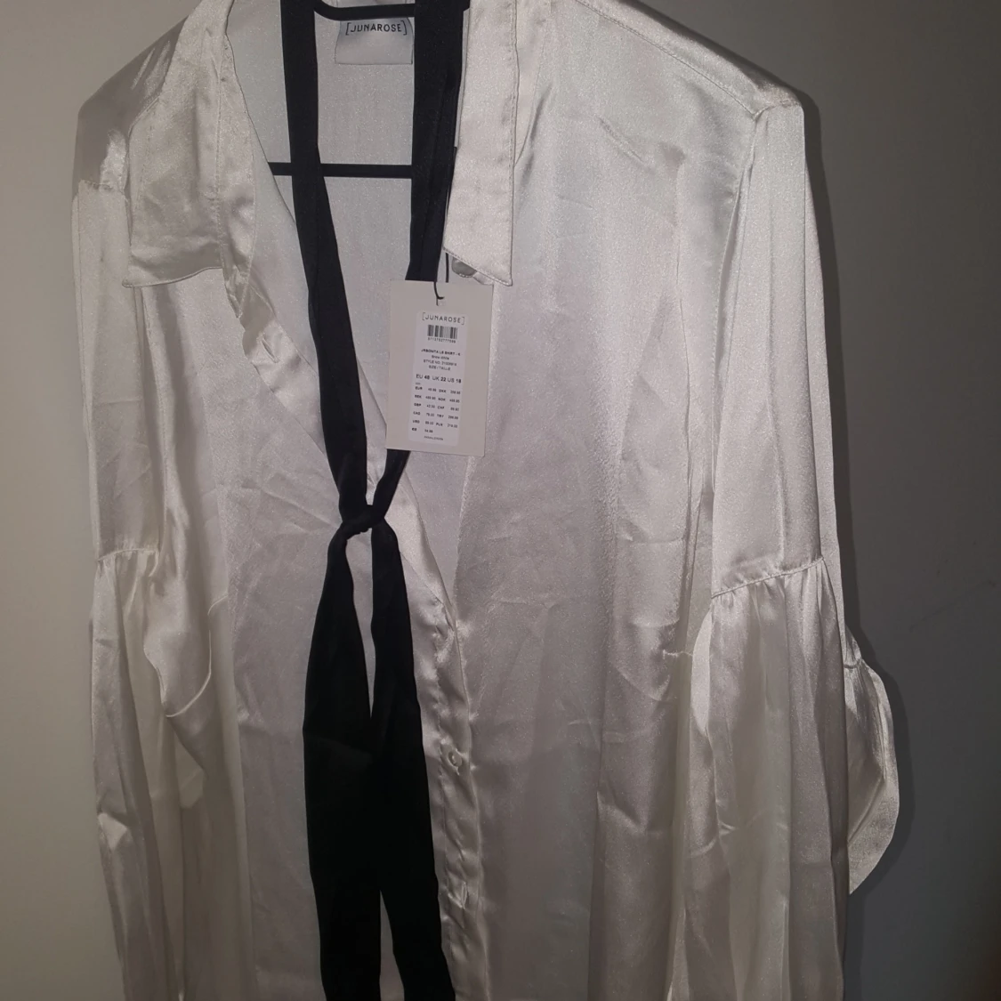 Juna Rose blus med svart band 