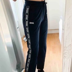  - Byxor från Svea som jag köpte på plick, kommer inte till användning då dem är för långa i benen för mig💕 Frakt tillkommer STÅR INTE FÖR POSTENS SLARV