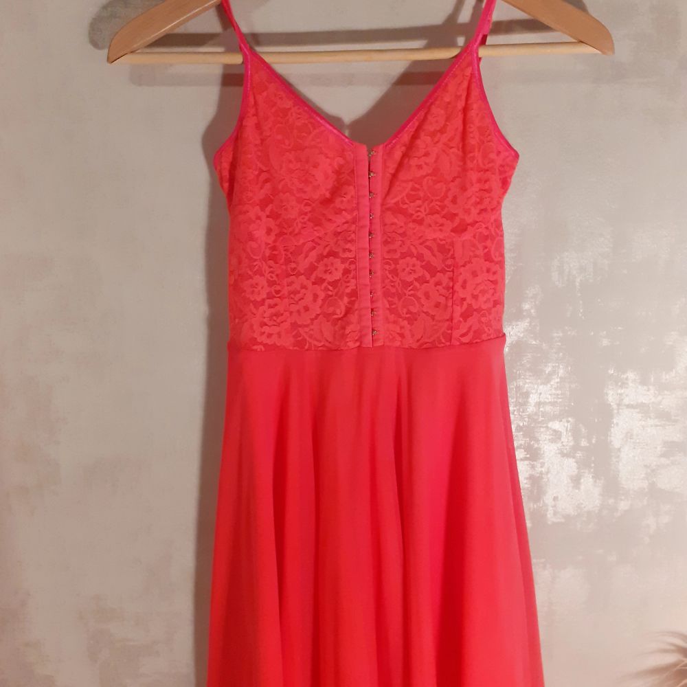Oanvänd klänning. Säljs för att den var för liten. Rosa orange klänning. Köparen står för frakten😄. Klänningar.