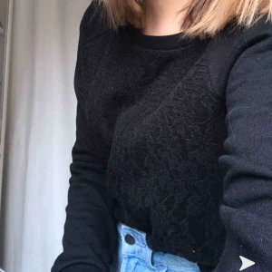  - Svart långärmad tröja med spetsmönster på framsidan. Superskön och har använt väldigt sällan så skicket är på topp! Köparen står för frakt på ca 50kr🥰