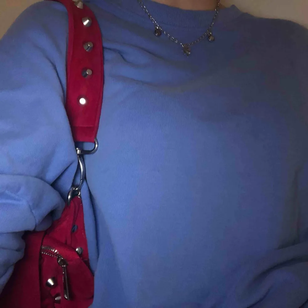 En blå oversized tröja ifrån Zara i strl S Använd några fåtal gånger. Tröjor & Koftor.