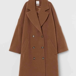  - Väldig fin kappa köptes för några månader sen. Har använt den typ 2 gånger.  Ny pris 1000 kr.  (Väldig bra till ny skick).