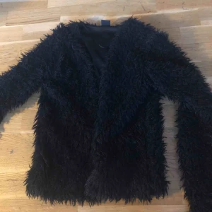  - Kofta utan knappar eller dragkedja. Ganska korta i ärmarna. 