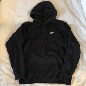  - Svart Nike hoodie i gott skick! Nypris: 529kr. Lite knottrig inuti, men inte mycket. Frakt tillkommer och betalningen sker via Swish.