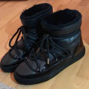  - Köpte i vintras 2019, andvänt max 5 gånger och är väldigt bra skick. Köpte för 2800kr, pris kan diskuteras 💕 storlek 39 passar 38