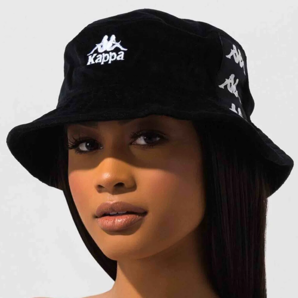 Soft cool Kappa ‘Auth ayumen bucket hat’  NEW 499;- . Accessoarer.