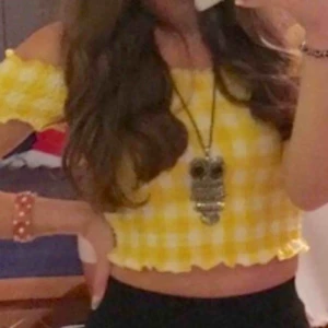  - Gul vit rutig crop top i smock! Riktigt söt.  Superfint skick! Endast använd vid ett tillfälle. Storlek S.  Frakt kostar endast 22kr🌻