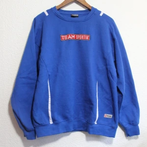 Team sportiga crewneck stl L - TS OFFICIAL TEAM SPORTIA tjocktröja säljes. I väl användt skick, men en riktig klassiker! Snyggt oversize på tjej. Är en herr Stl L. Frakt 63kr spårbart 