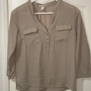 Hm blus  - Jättefin blus från hm beige 