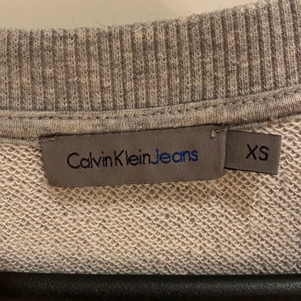 Grå Calvin Klein tröja, storlek XS , använt skick. Hoodies.