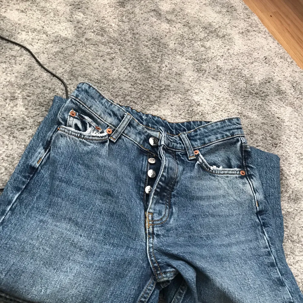 Säljer dessa skit snygga jeansen från Gina tricot i tall modell. Sitter perfekt i längden för mig som är 173 cm endast använda ca 3 gånger. Köparn står för frakten😊. Jeans & Byxor.