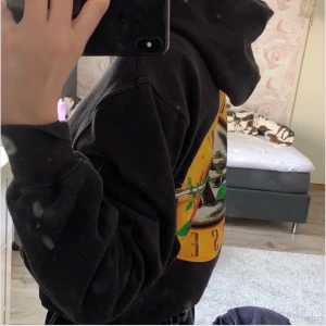 Guns n’ roses hodie - Säljer min svarta hoddie med Guns n’ roses tryck på baksidan, köpt på Sweden Rock. Inte använd mycket och bra skick. 💙💙